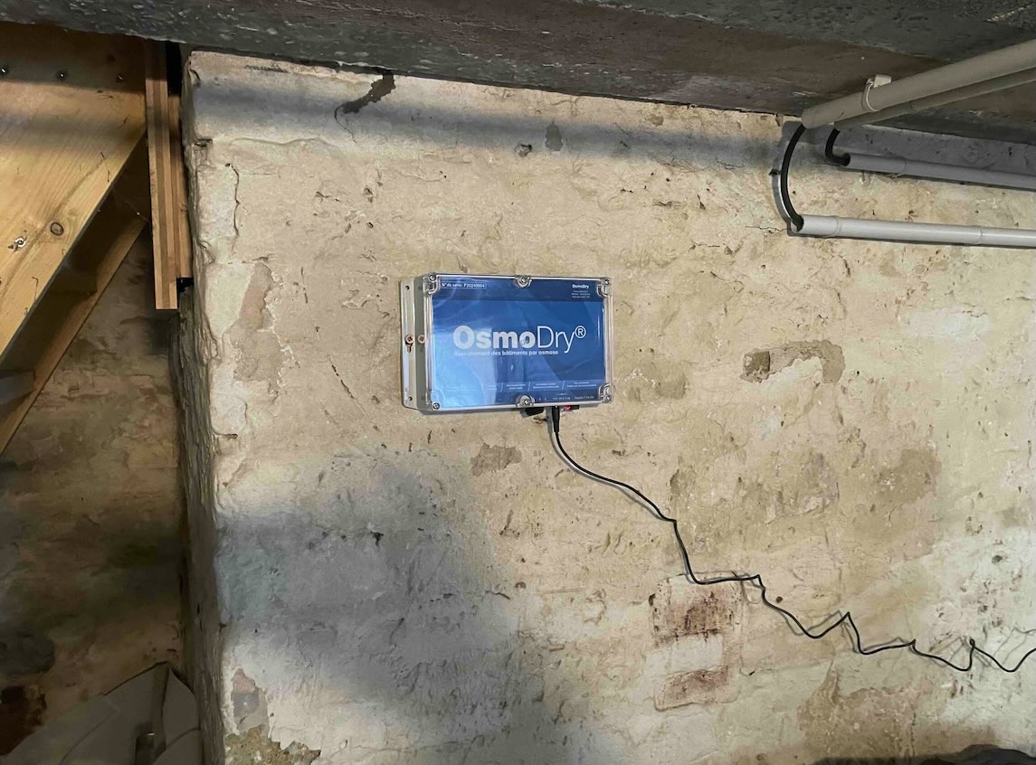 Boîtier OsmoDry sur mur ancien