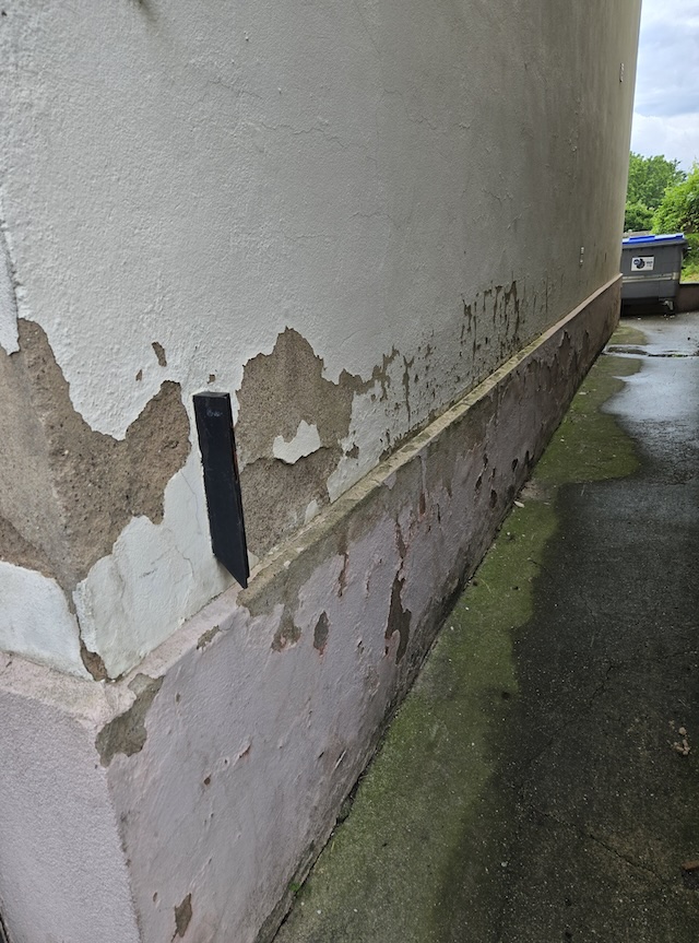 Mur intérieur avec salpêtre et taches
