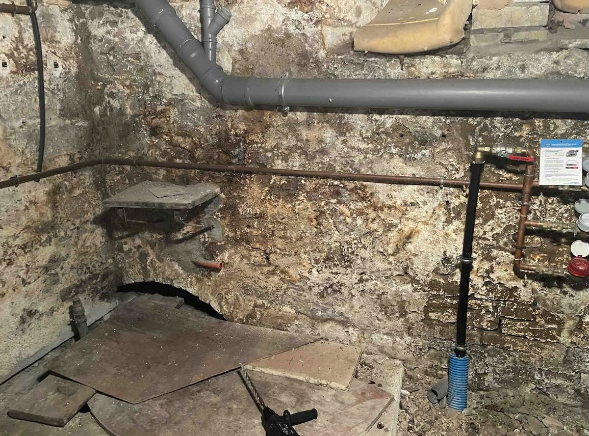 Mur en pierre montrant des remontées capillaires